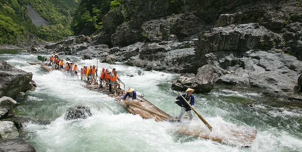 村の歴史を物語る峡谷の筏師たち  (熊野水系北山川)